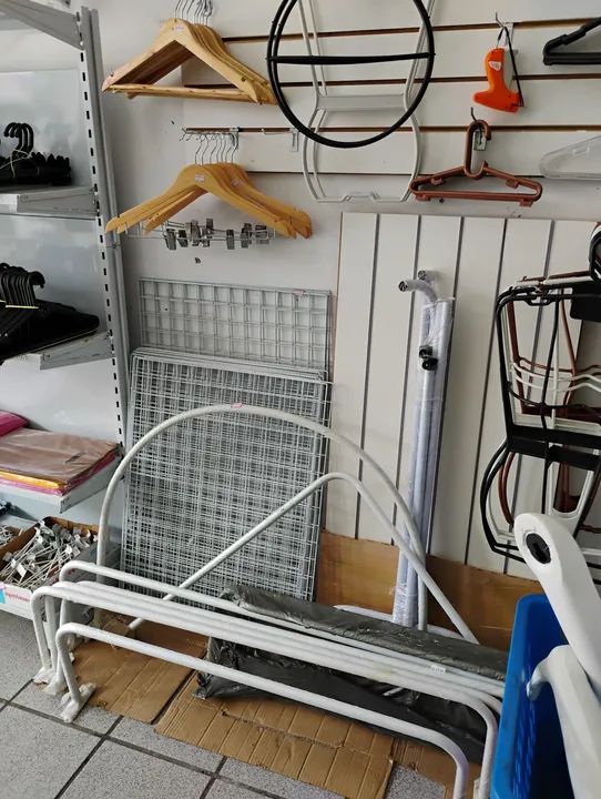 Suprimentos para lojas de roupas, araras, cabides etc novos
