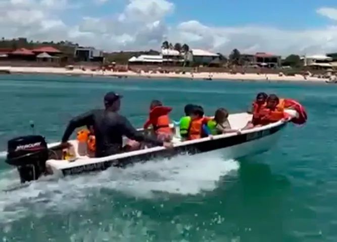 Bote Artsol de 4,5 metros e motor Mercury 15 hp - Foto 5