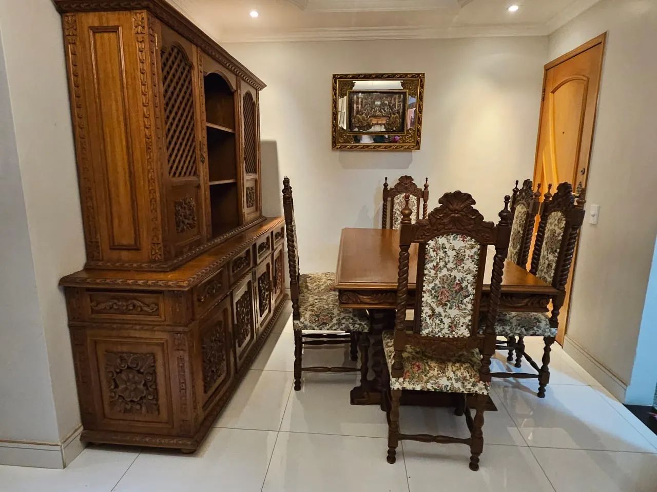 Mesa de cerejeira, talhada à mão, com 6 cadeiras. - Foto 3