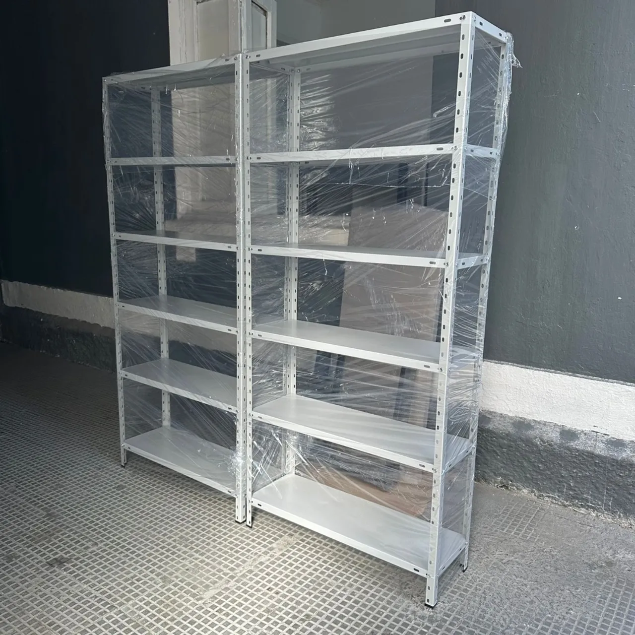 Estante de aço com 6 prateleiras reforçadas nova