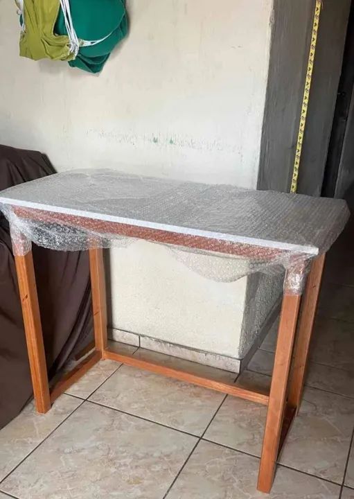 Mesa para notebook com tampo no MDF e com pés na madeira maciça - Foto 5