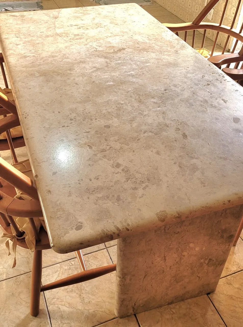 Mesa de jantar com tampo e pés em mármore maçico