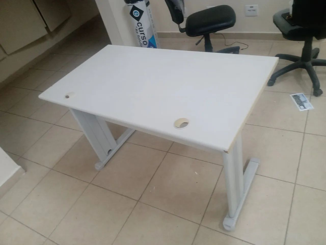 Mesa de escritório branca em ótmimo estado