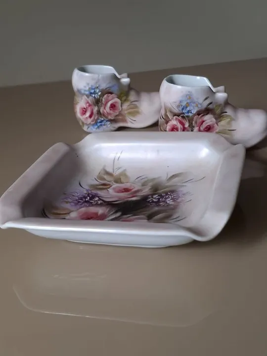 Cinzeiro de porcelana artesanal. Floral, pintado a mão. Detalhes com mini sapatos.