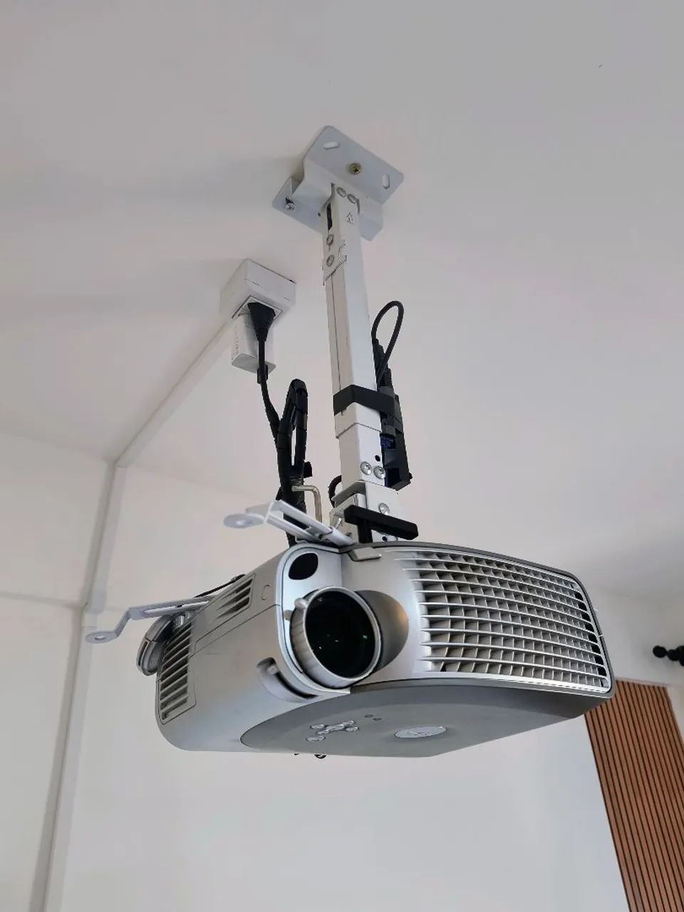 Projetor Dell + tela retrátil 64297491448065123