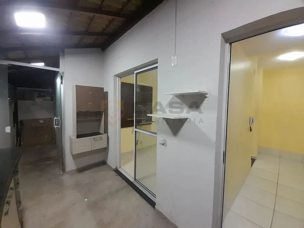 Apartamento térreo com quintal perto da Praia de Manguinhos