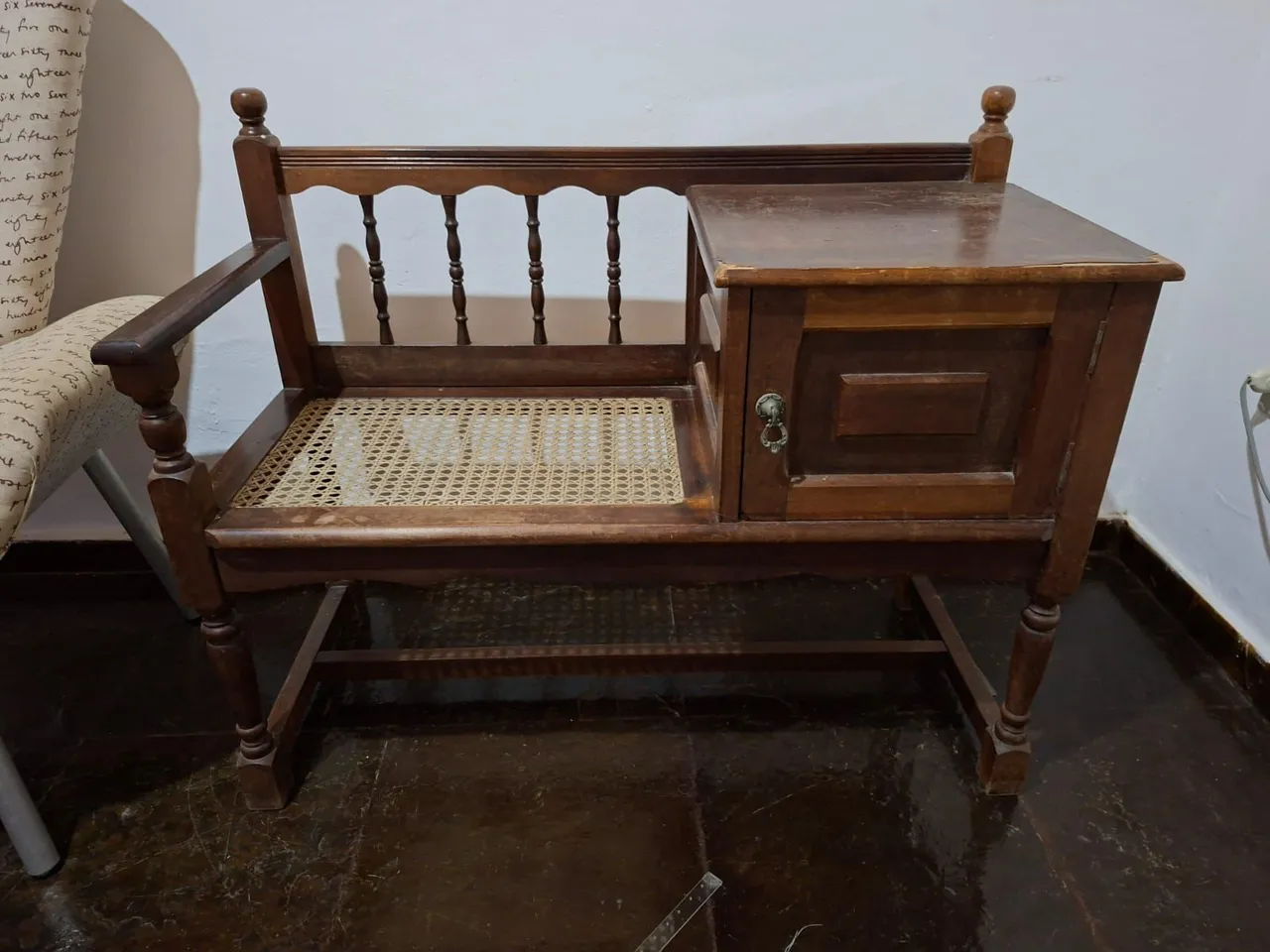 Banqueta/Aparador de Madeira com Cesto de Palha e Armário