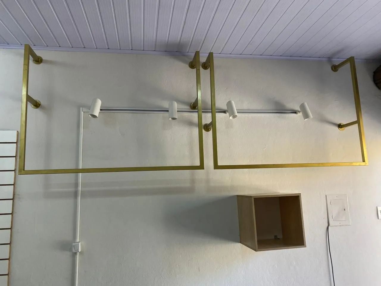 Provavador para Loja de Roupas, mesa, araras de parede e painel - Foto 3