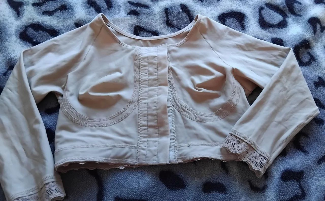Blusa modeladora com detalhes em renda