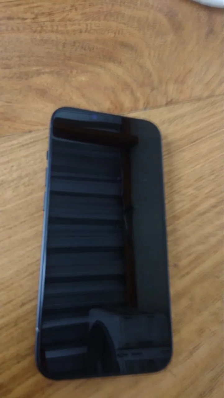 Vendo iPhone 14, na cor azul marinho.
