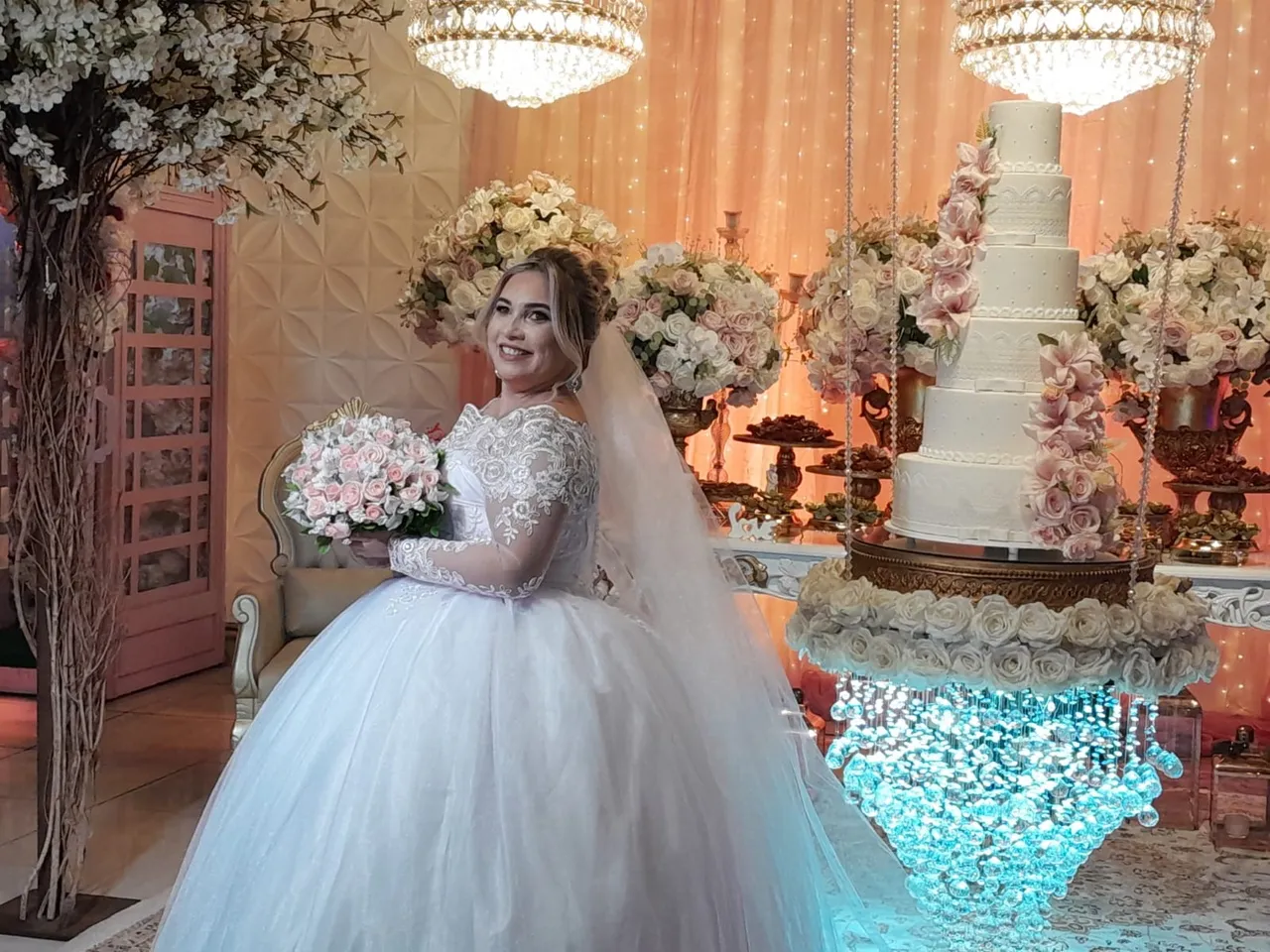 Vestido de Noiva Elegante e Romântico c/ véu e calda