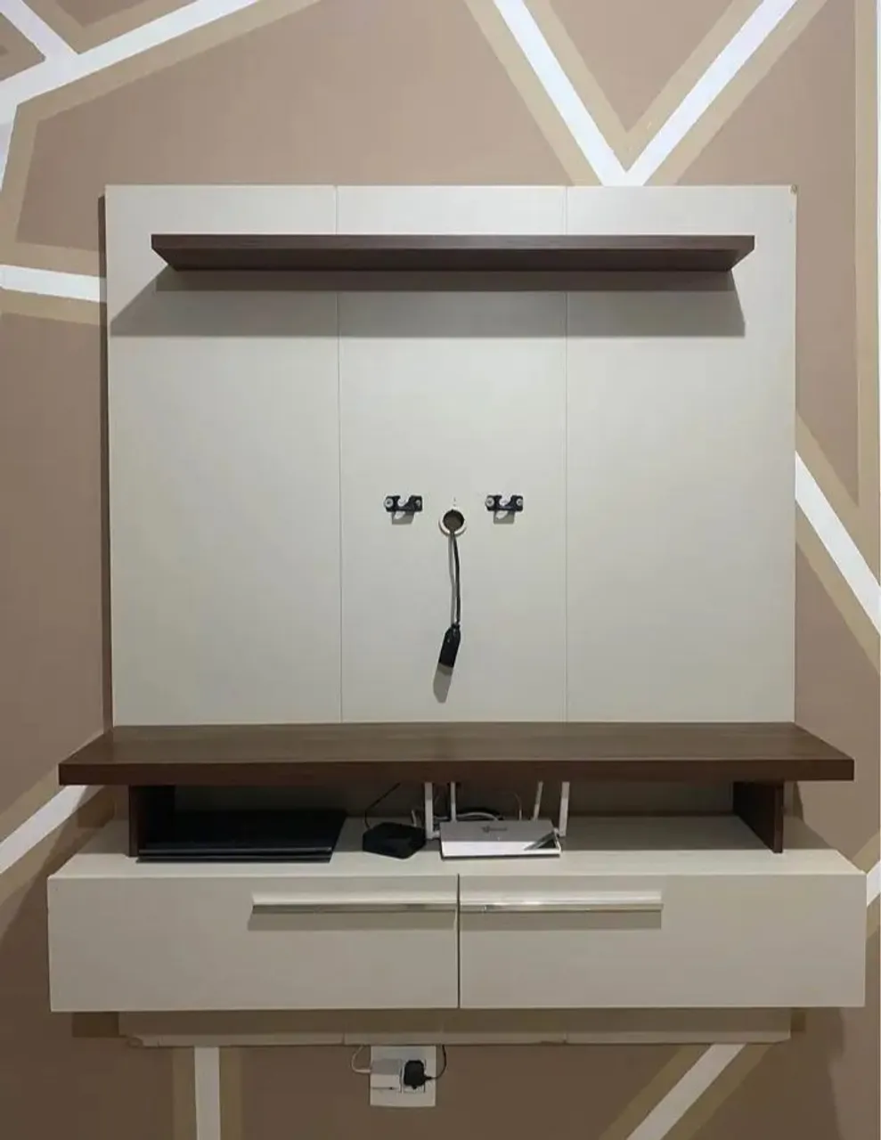 Painel de TV com Rack e Prateleira