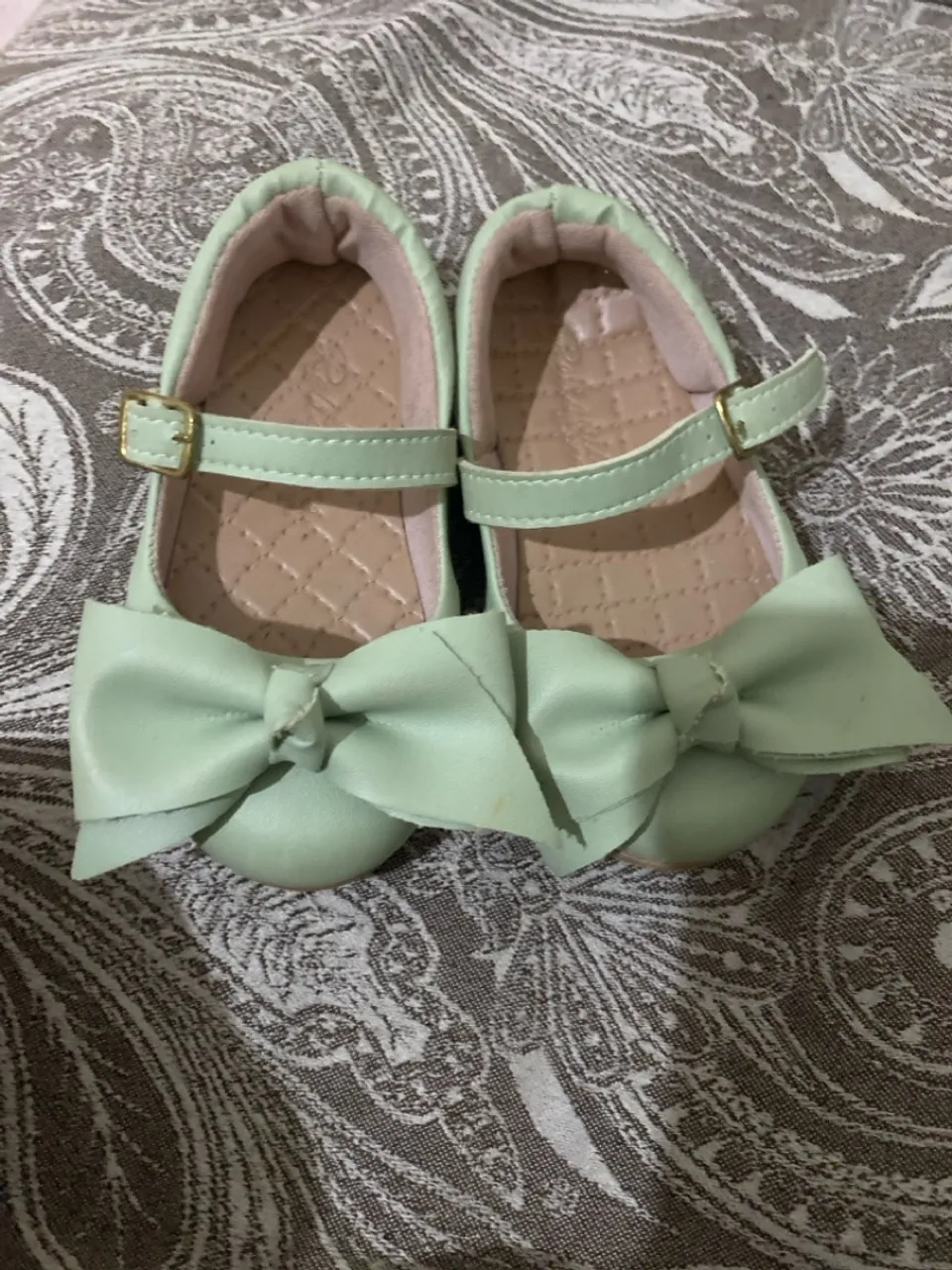 Sapatinhos de bebê verde com laço