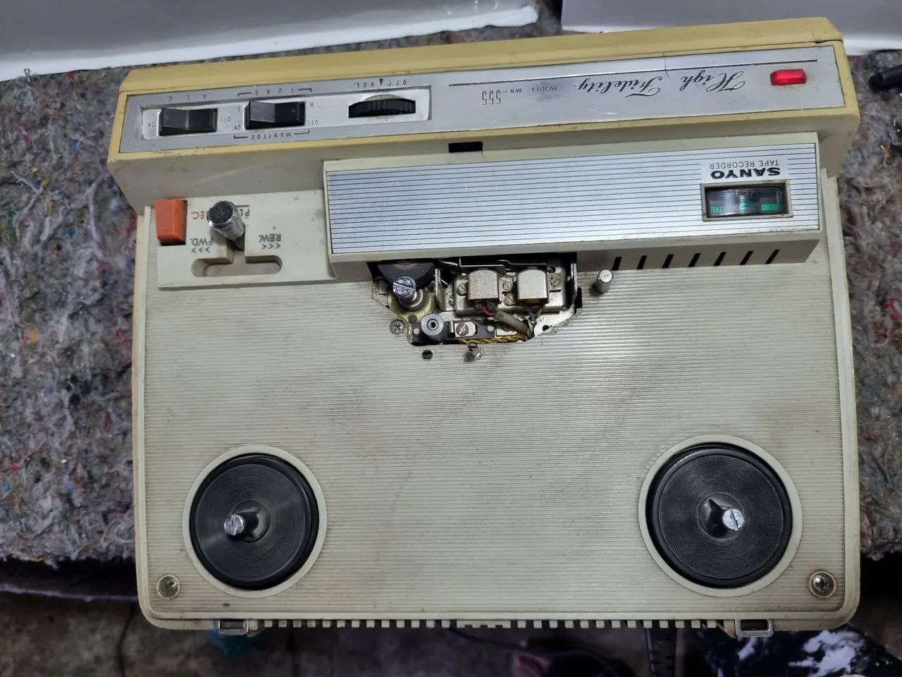 Gravador de fita de rolo Sanyo  Modelo MR.555 dos anos de 1980