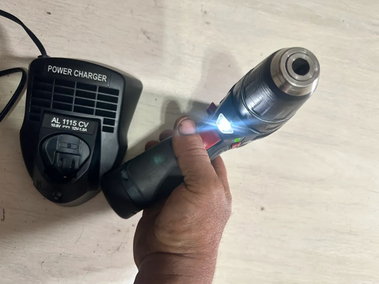 Parafusadeira Bosch 1 bateria + carregador bivolt usada  - Foto 2