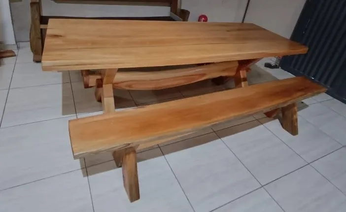 Mesa de Jantar de Madeira Maciça