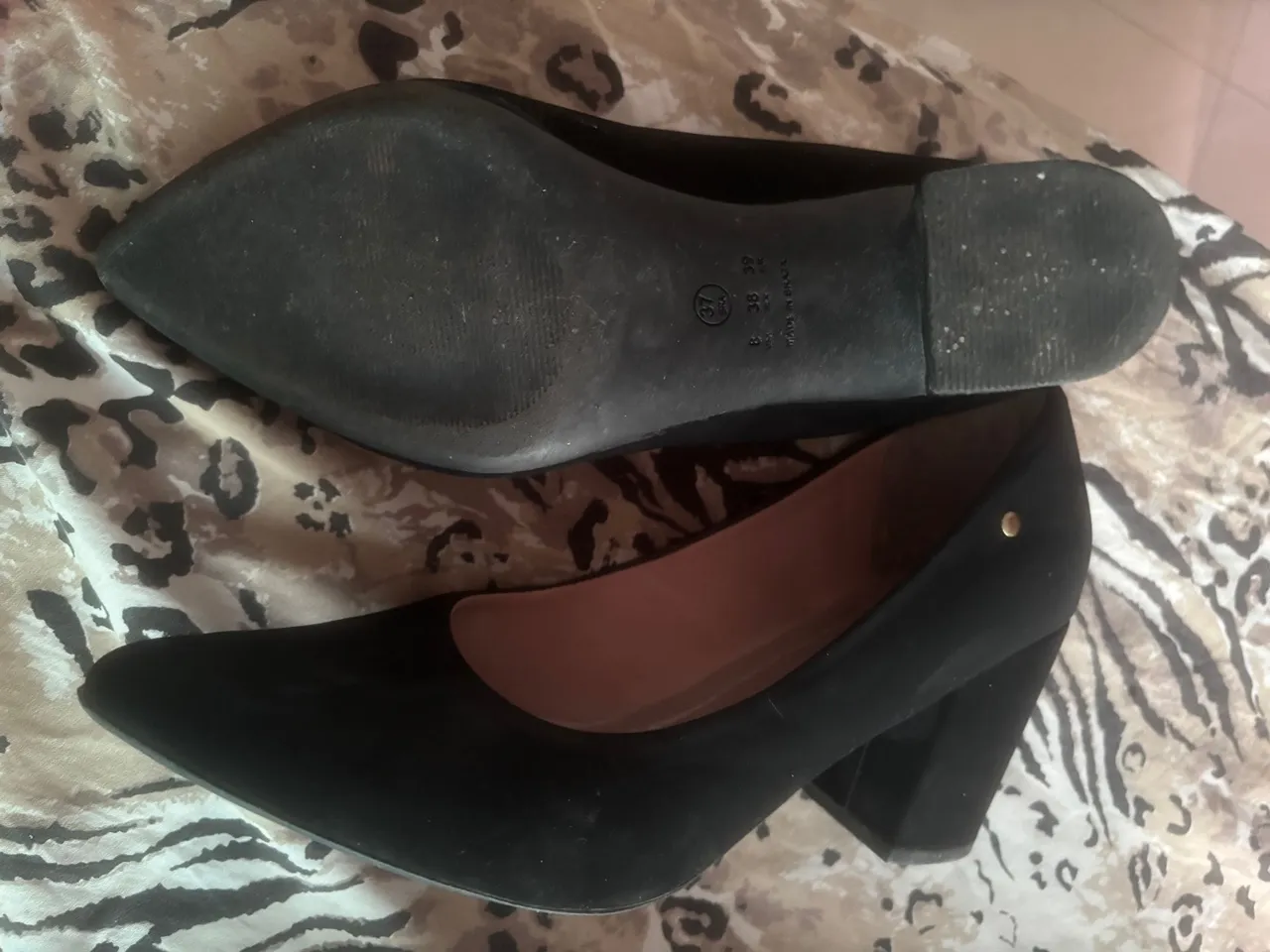 Sapatos Pretos de Salto
