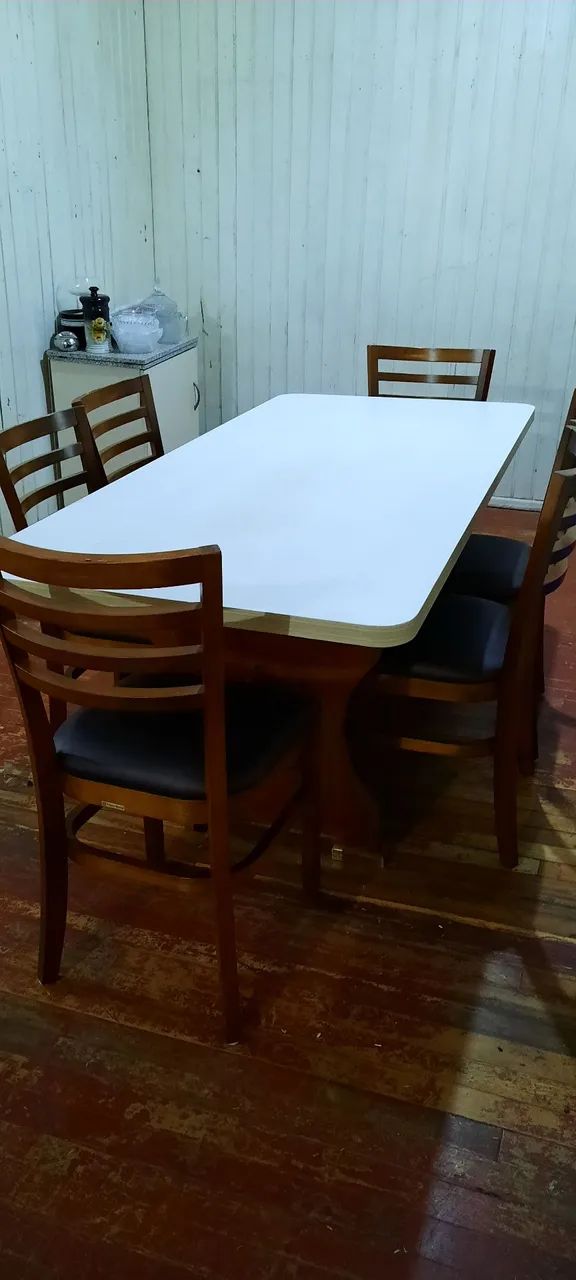 Mesa com seis cadeiras 