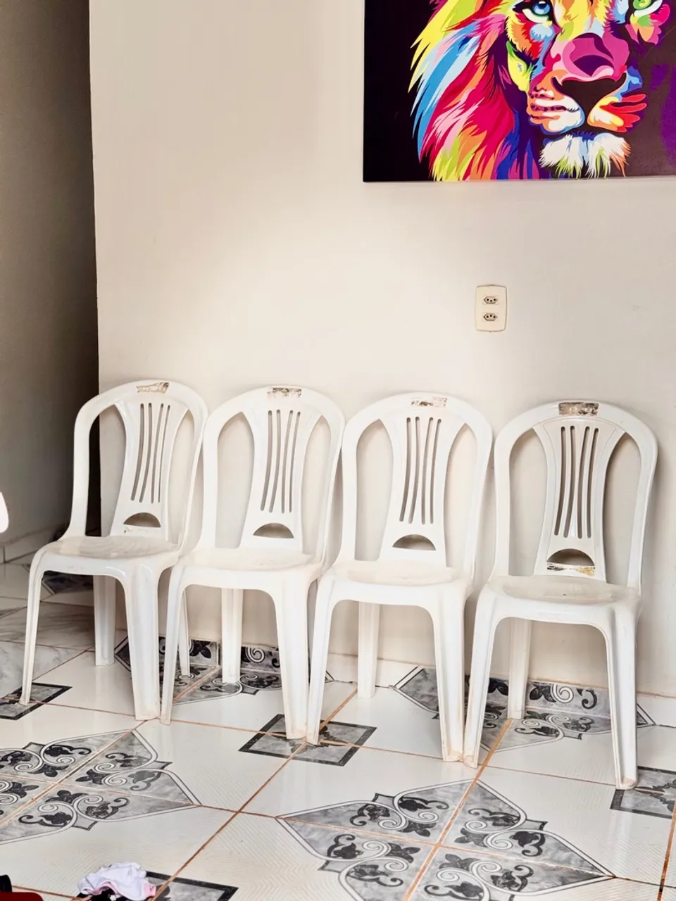 4 Cadeiras de plástico brancas