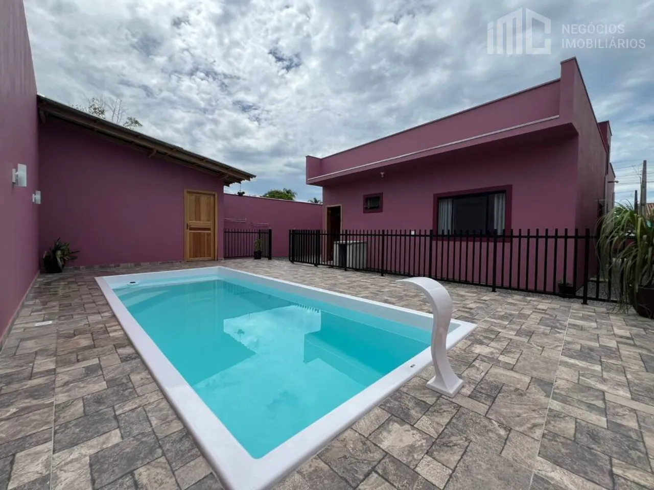 Casa nova (laje) com 3 dormitórios e piscina| Centro - BBS/SC