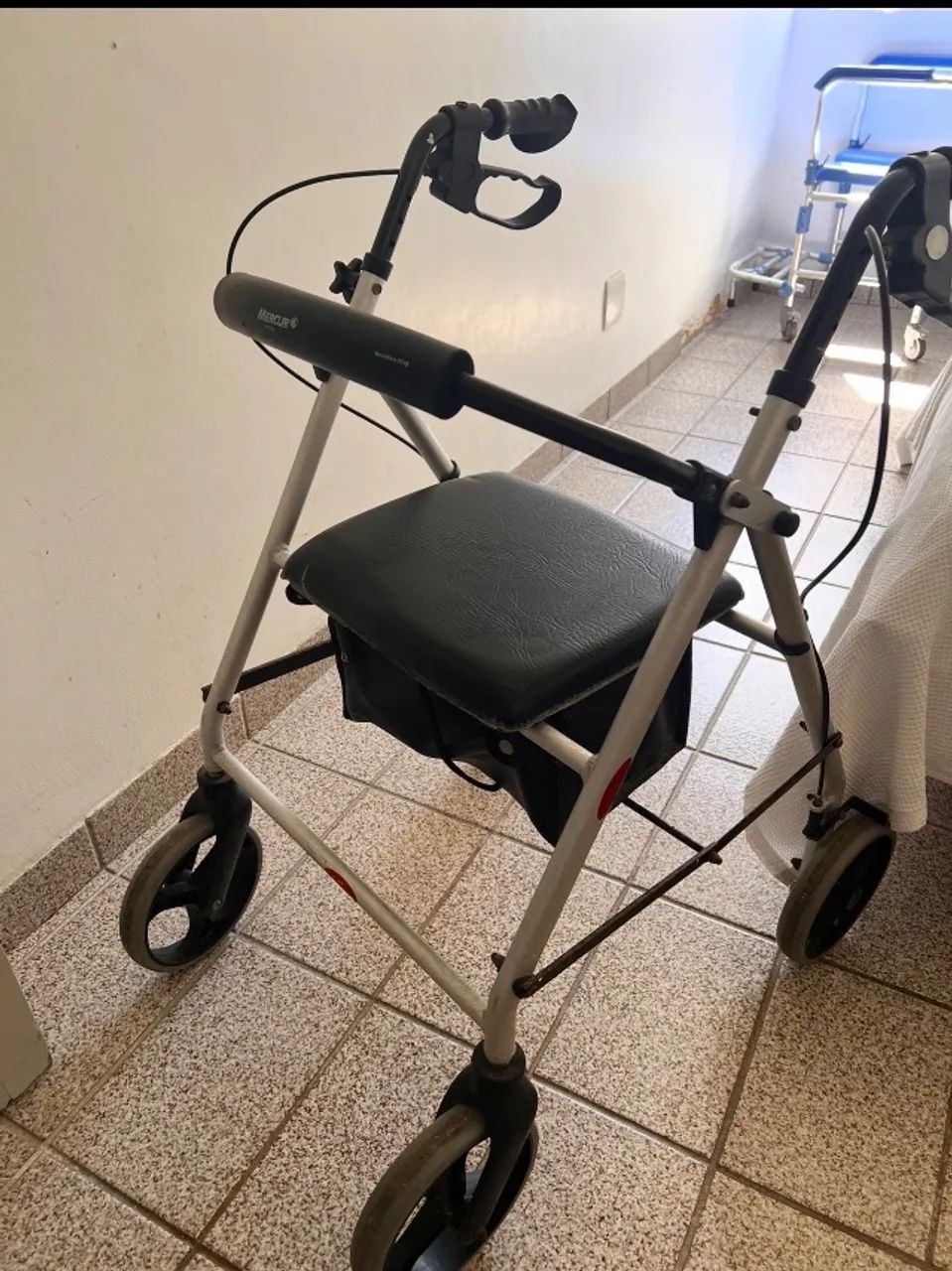 Vendo Andador com assento e Rodas - Mercur