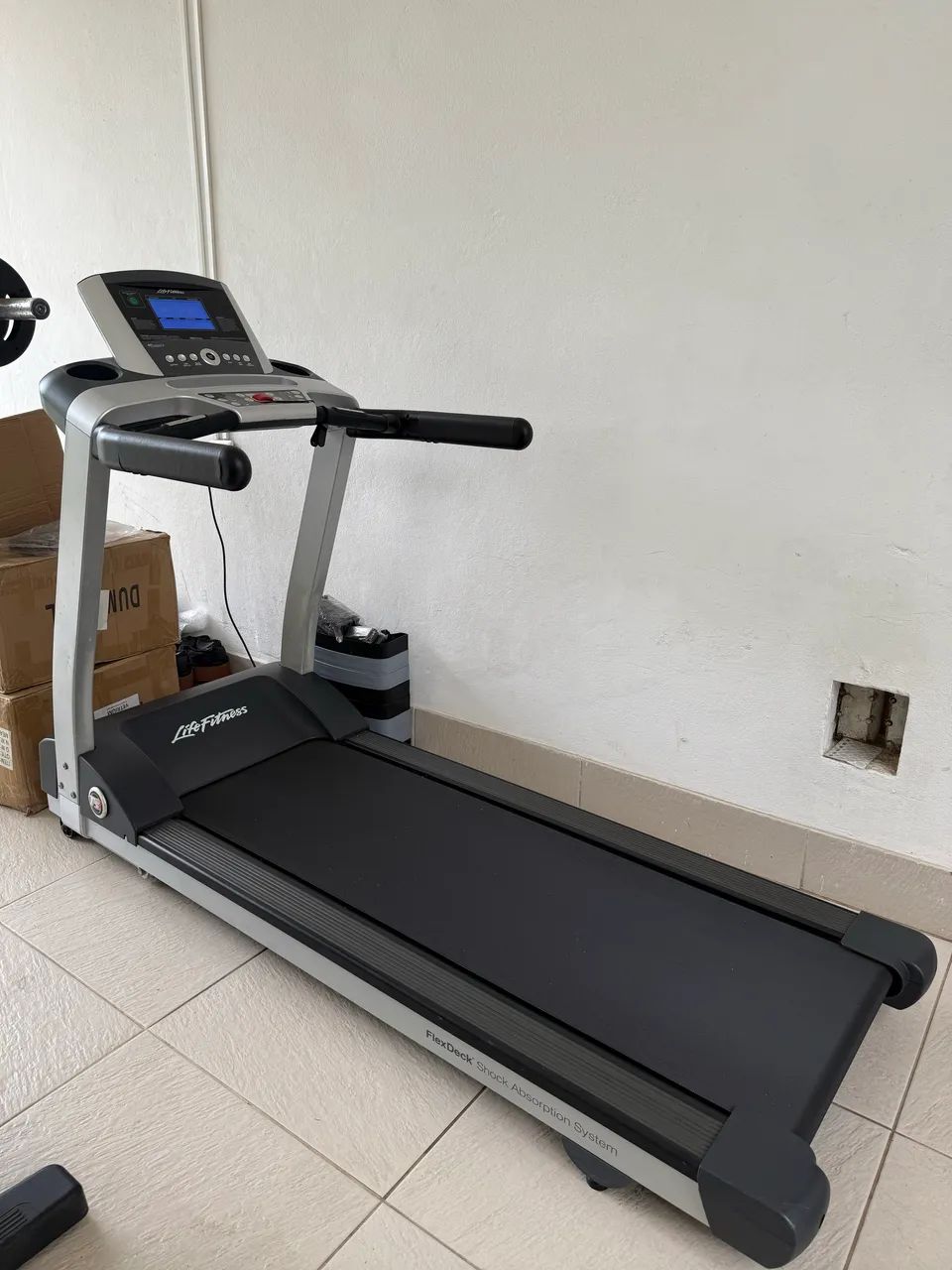 Equipamentos para academia / Studio- Esteira Life Fitness T3 - Foto 4