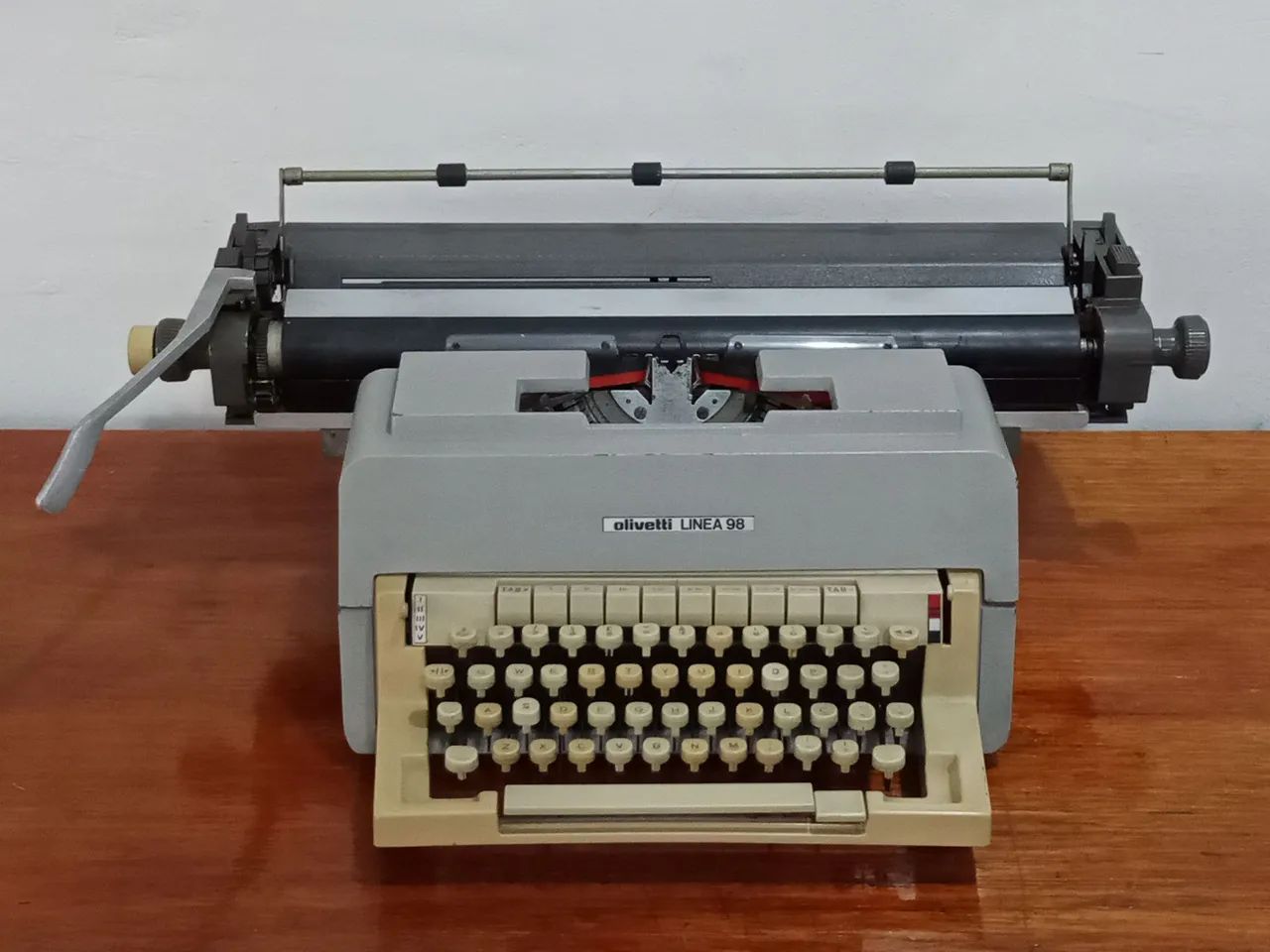 Máquina de Escrever Antiga Olivetti Linea 98