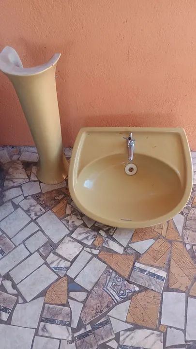 Lavatório com torneira mais um vaso sanitário  - Foto 6