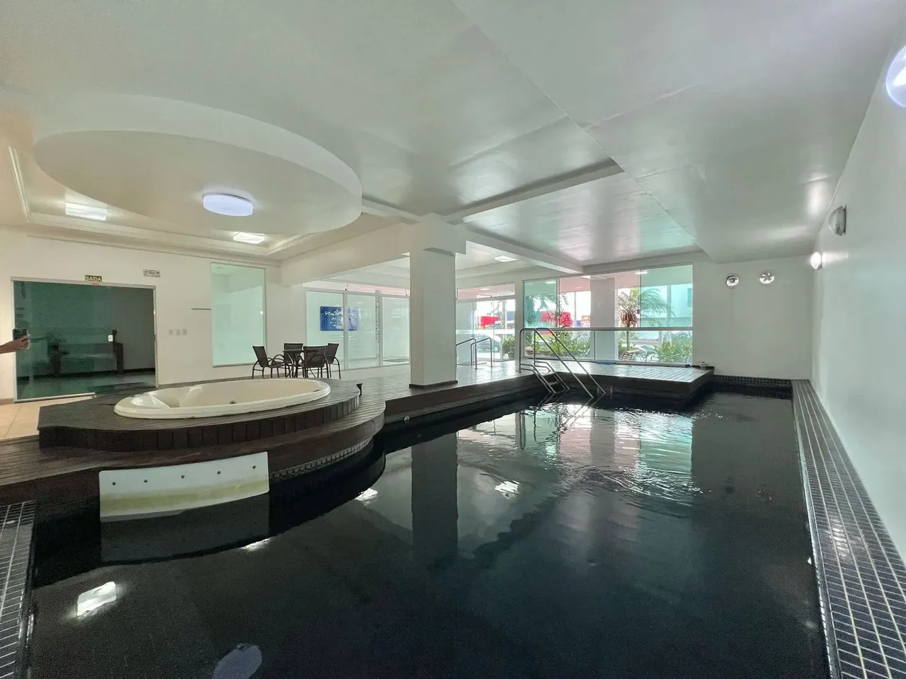 PRÉDIO COM PISCINA TÉRMICA !