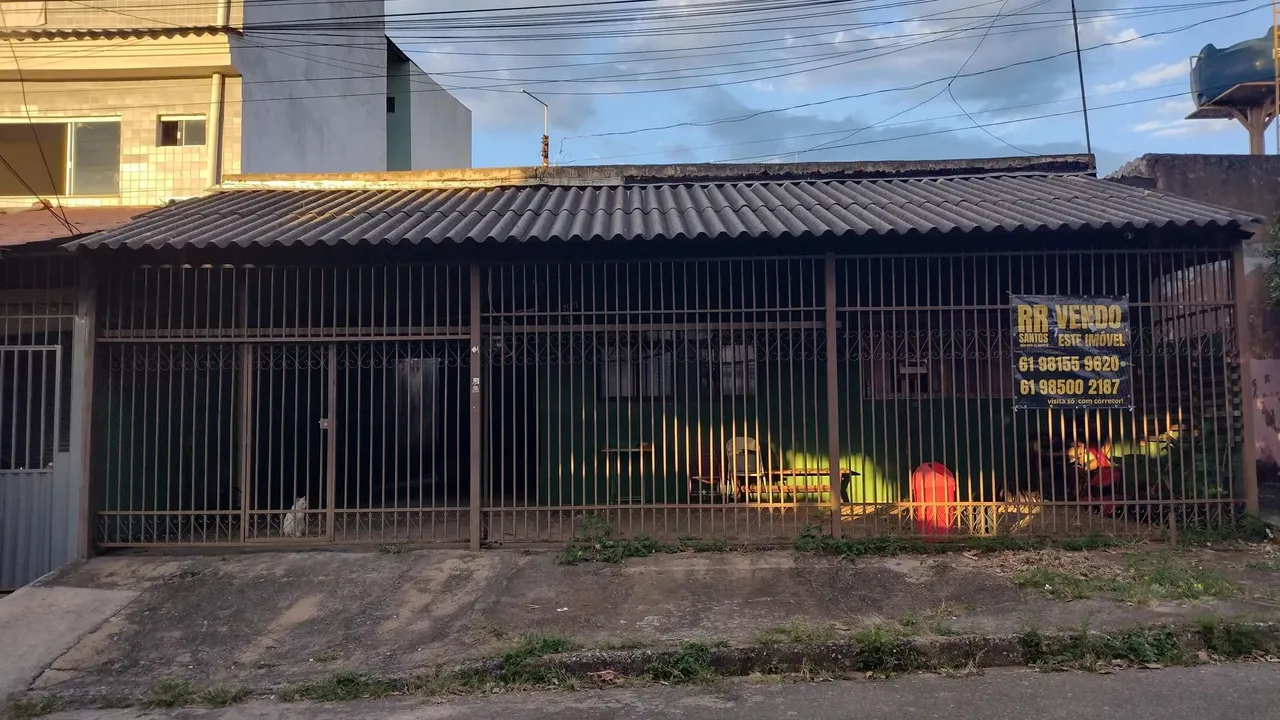 Casa na quadra 102 com 3 quartos em Recanto das Emas - Brasília - DF