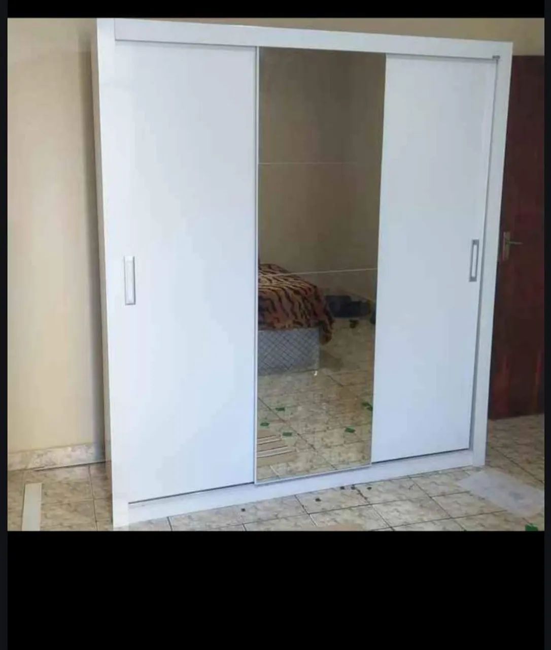Guarda-Roupa de correr preto com espelho - Foto 2