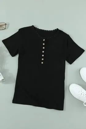 Blusa preta com detalhes botões NOVA