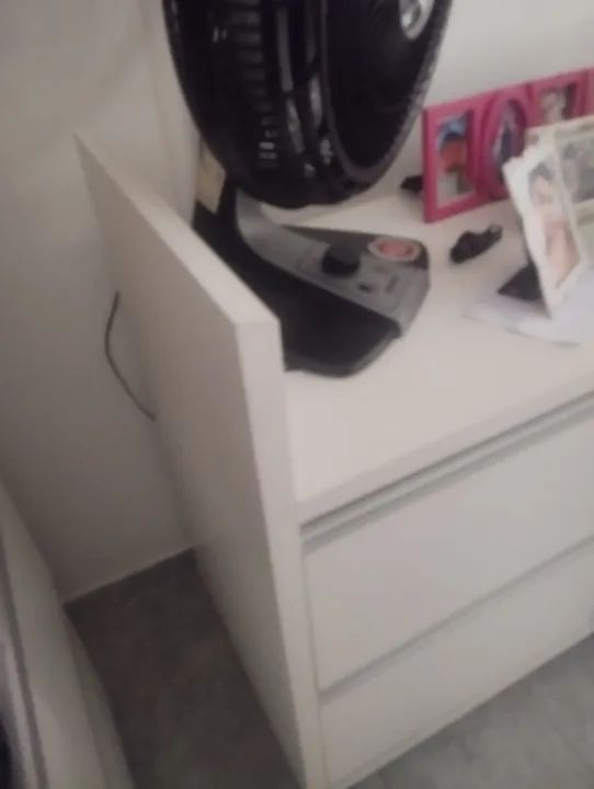 Gaveteiro branco com duas gavetas