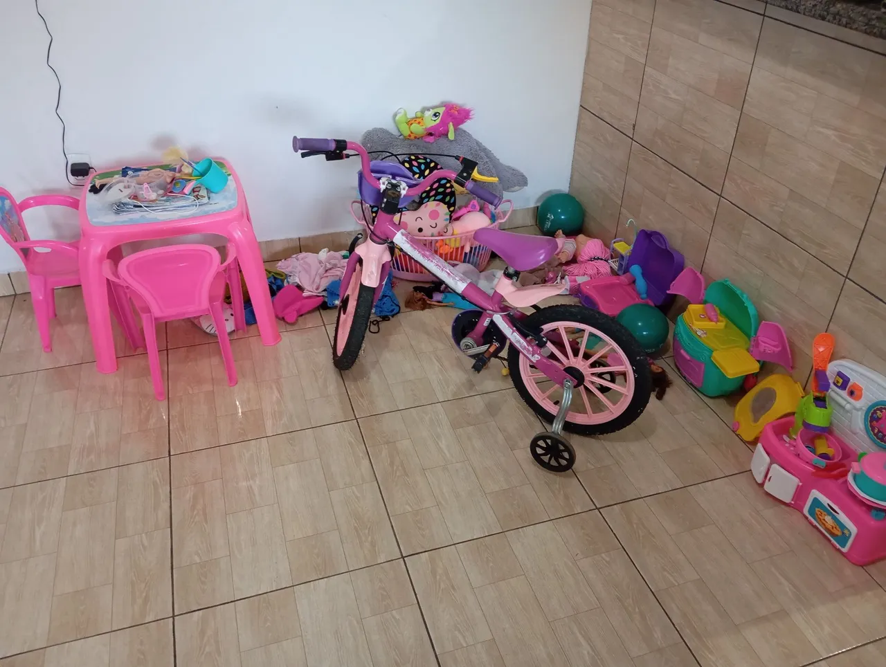 Bicicleta e brinquedos para meninas