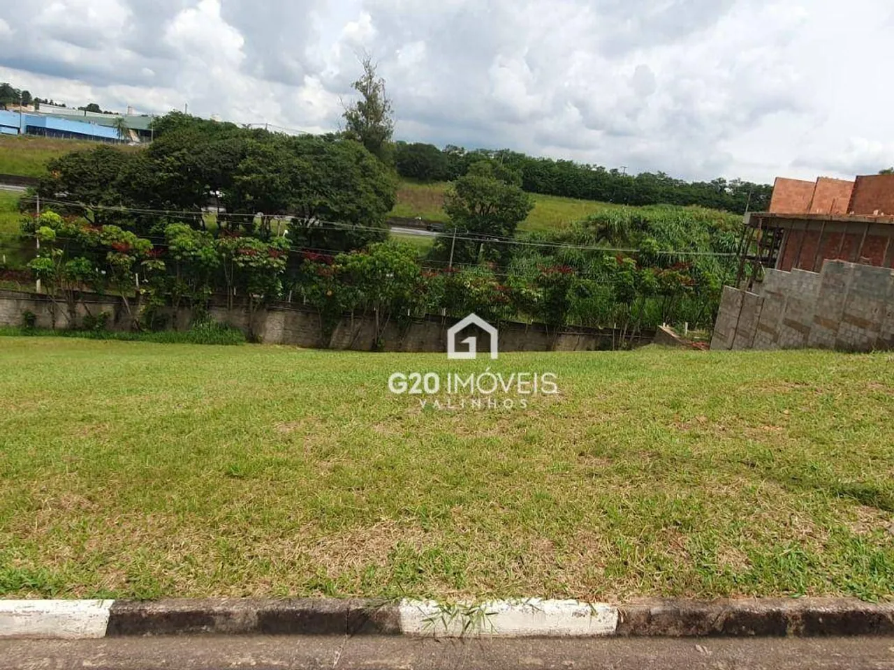 Terreno à venda, 1000 m² por R$ 700.000,00 - Condomínio Villa Lombarda - Valinhos/SP
