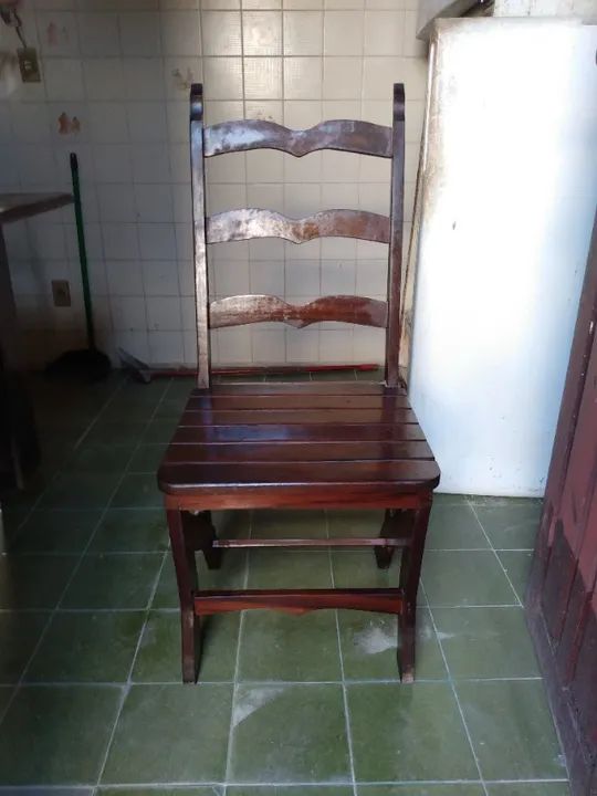 Mesa de Madeira com 6 Cadeiras - Foto 4