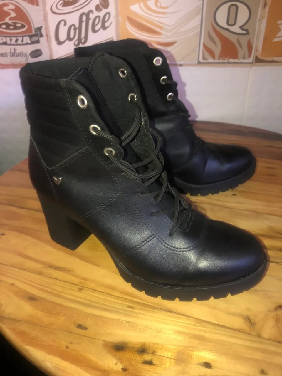 Bota feminina preta salto grosso