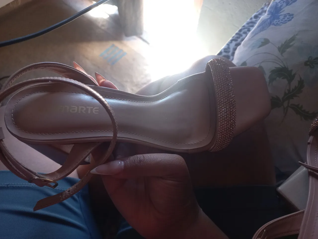 Sandália Feminina Nude com Detalhes em Strass