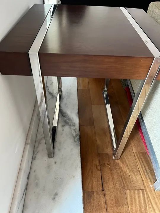 Mesa de canto em madeira maciça Pés em metal