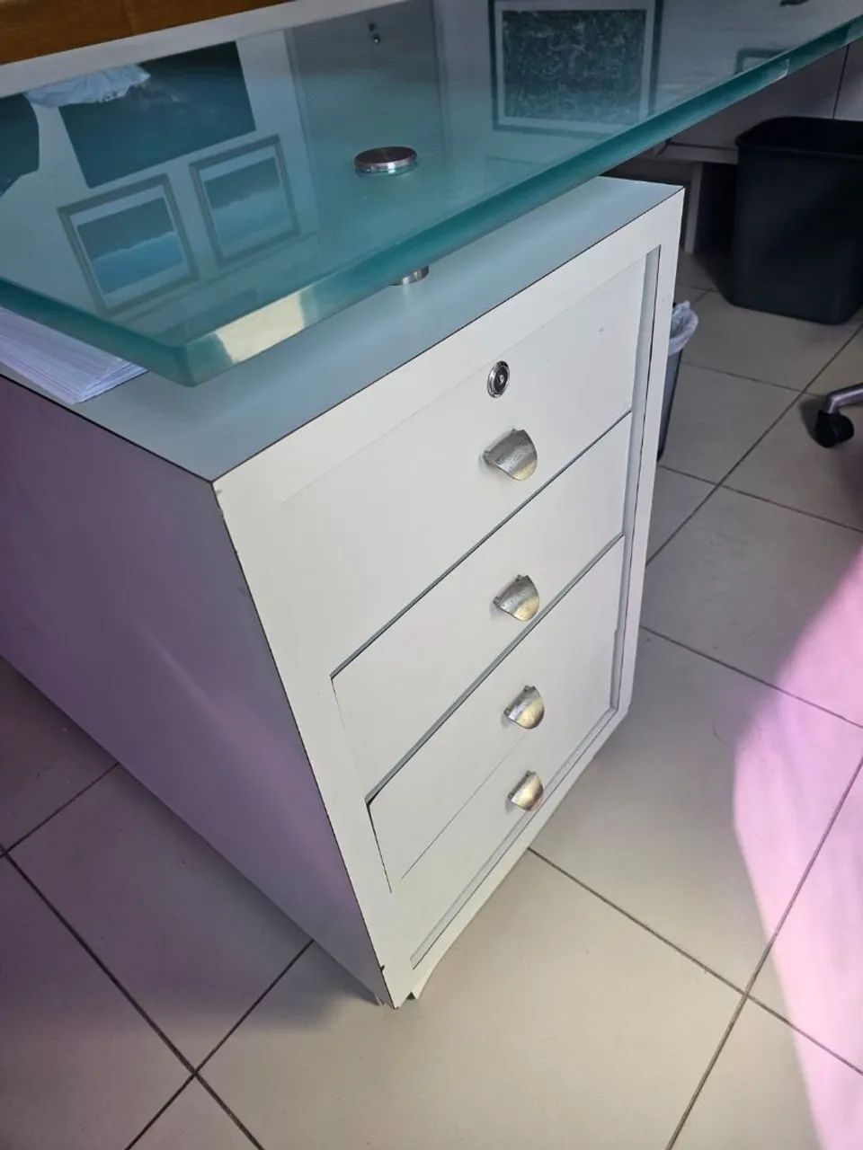 Mesa de vidro com gaveteiro - Foto 3