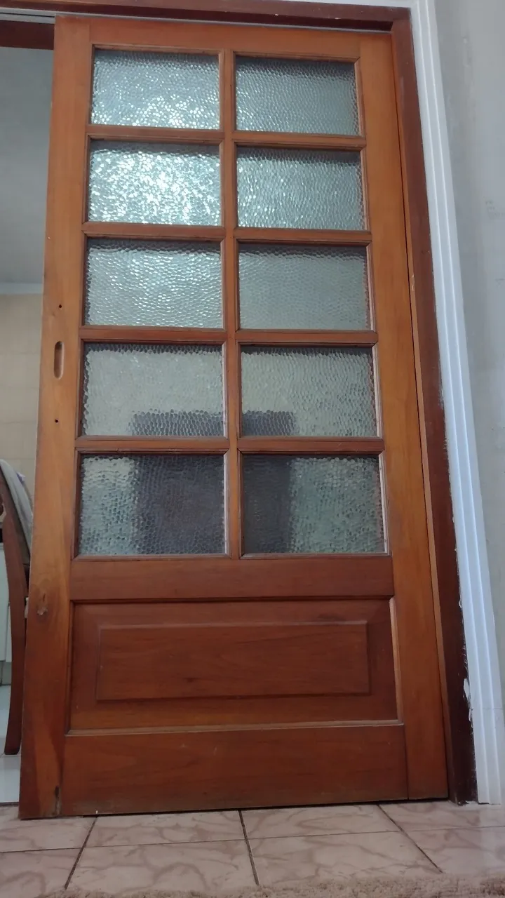 Porta de madeira com vidro para jardim