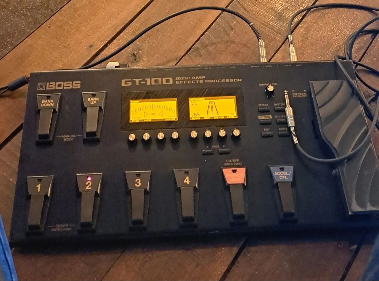 Pedaleira multi-efeitos Boss GT-100