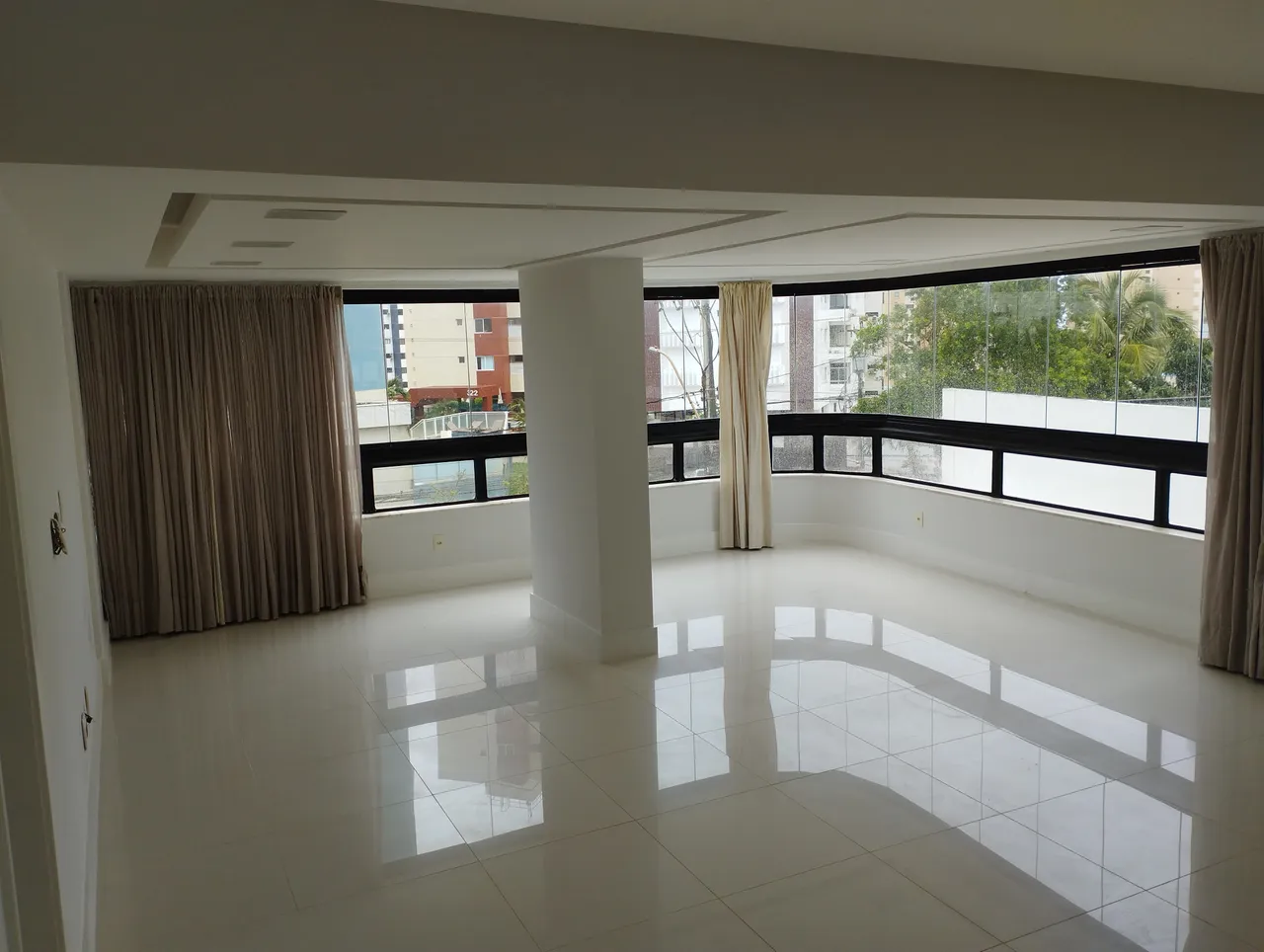 AP310TN - Apartamento Espaçoso com 3 Suítes em Armação Para Venda ou Locação!