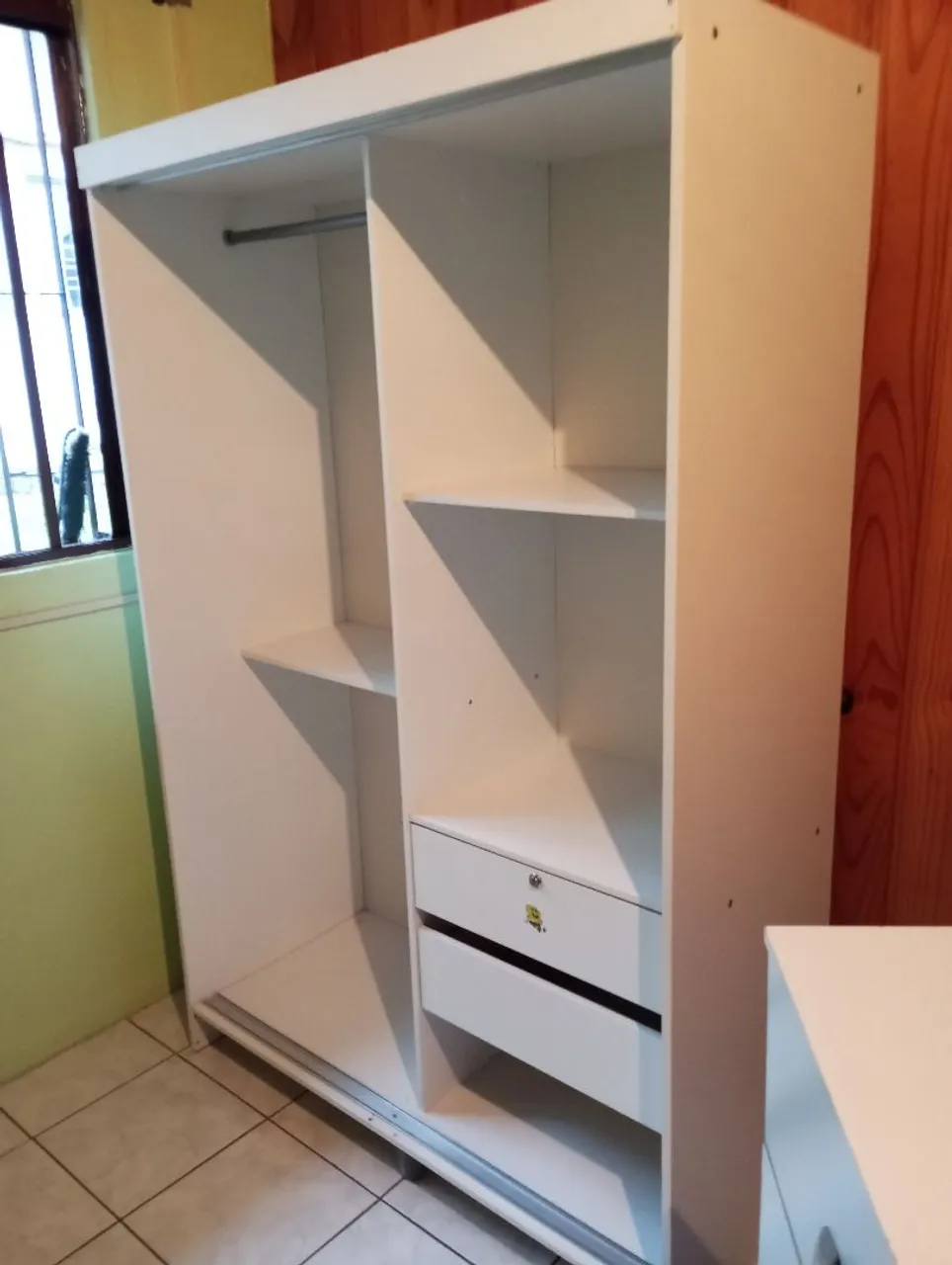 Guarda-Roupa Branco com Gavetas e Prateleiras
