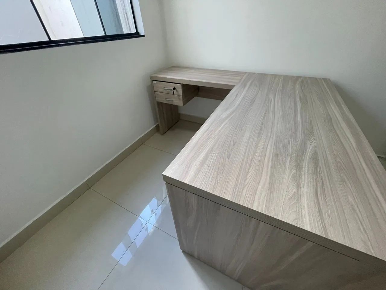 Mesa em L 1.50x1.60 com Gavetas para Escritório - Design Moderno e Funcional - Foto 3