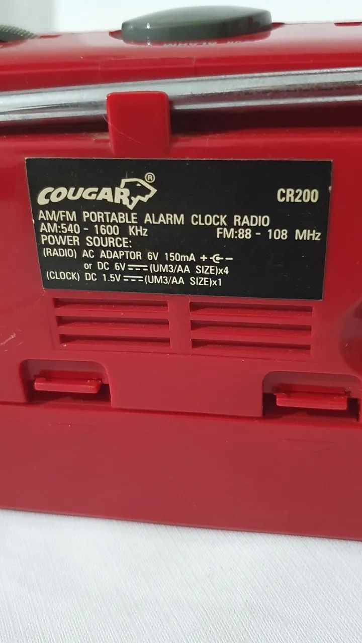 Rádio relógio portátil AM/FM marca COUGAR funcionando  - Foto 3