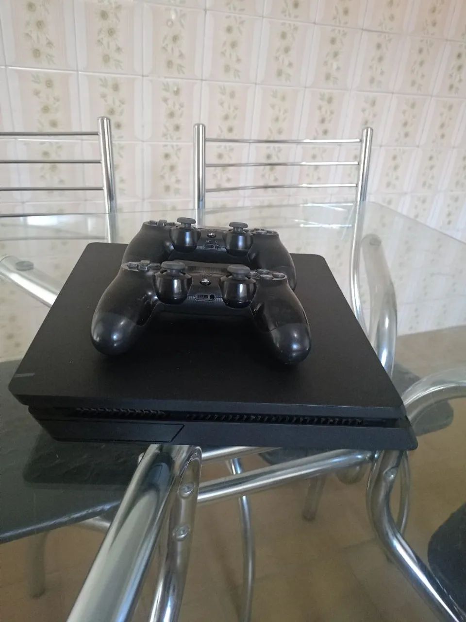 PS4 slim 1TB 2 controles  - Foto 3