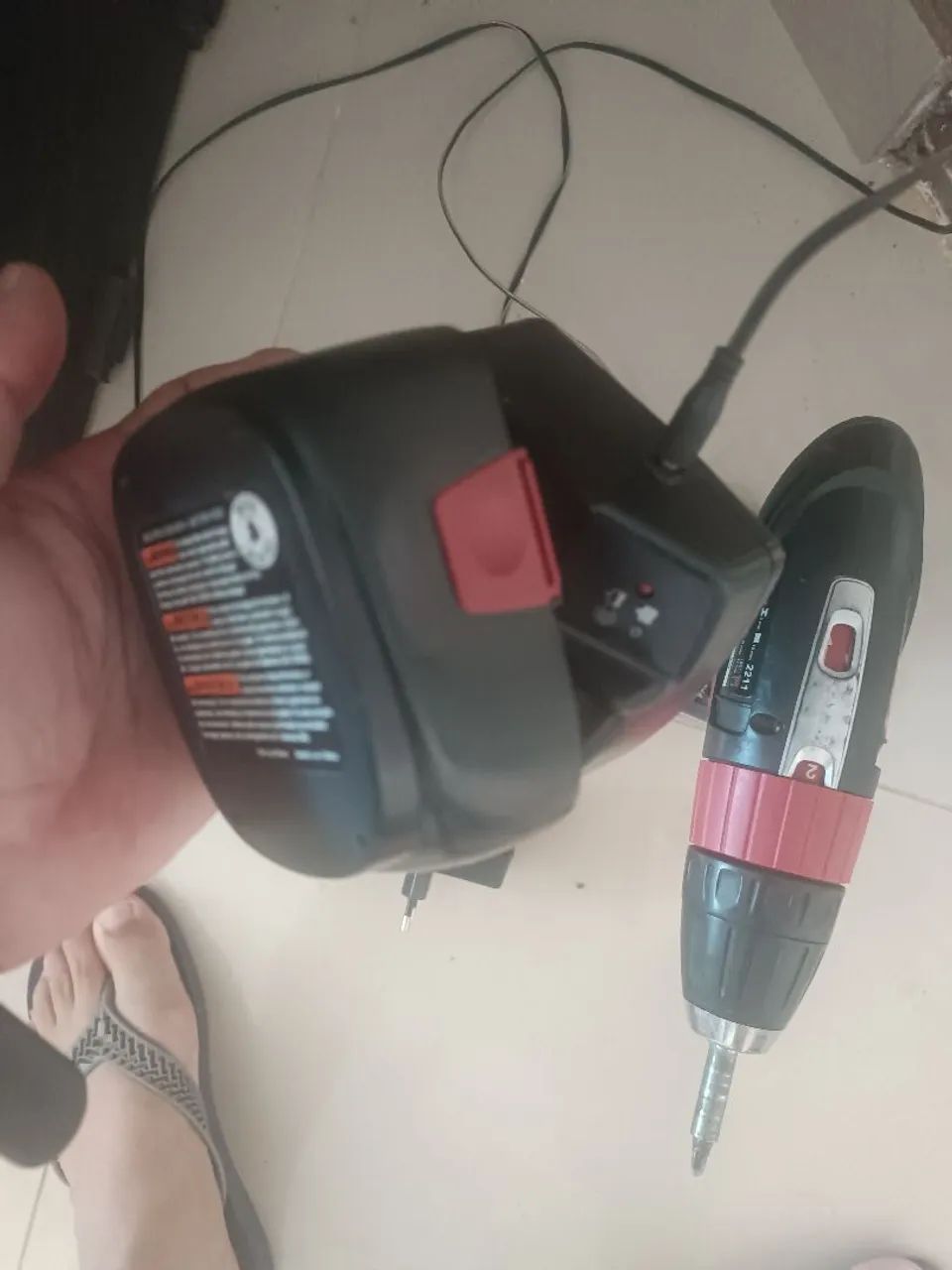 Furadeira e Parafusadeira Skil 9.6 V com as brocas funciona e sem garantia ok!