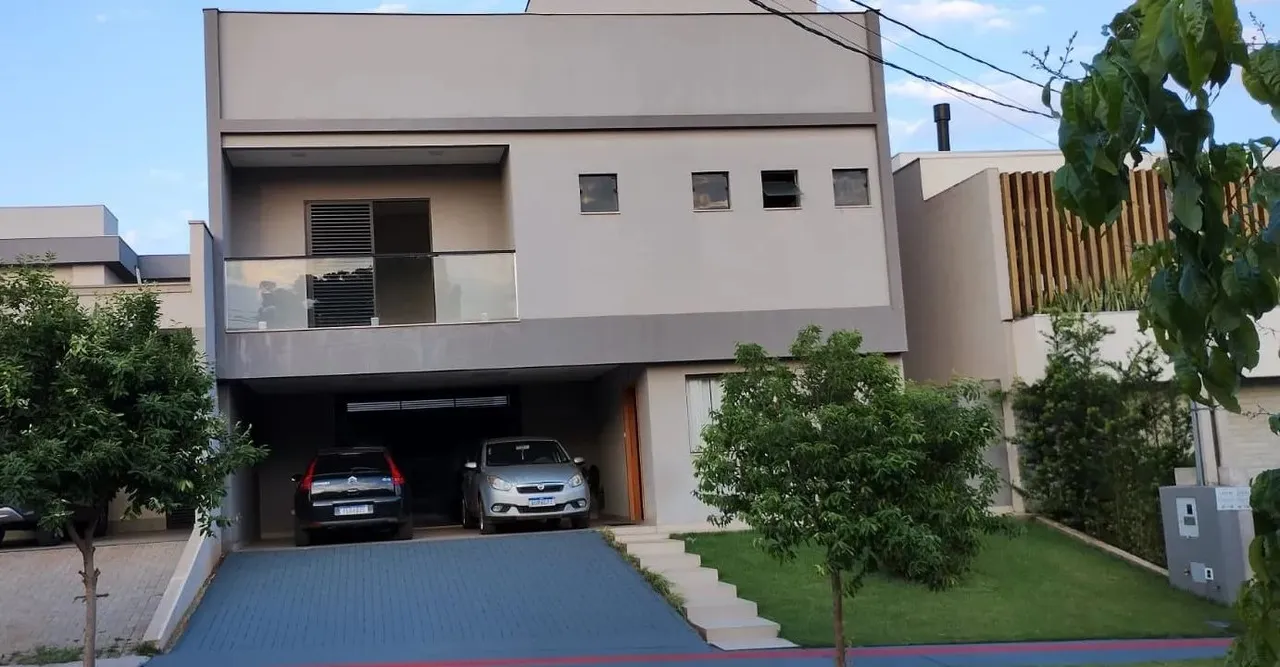 Sobrado em condomínio fechado com 04 quartos, sendo 01 suíte master na região Leste de Lon