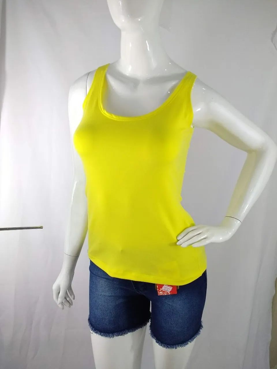 Manequim Feminino com Regata Amarela e Short Jeans